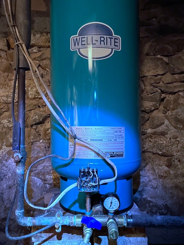 Pressure tank installation